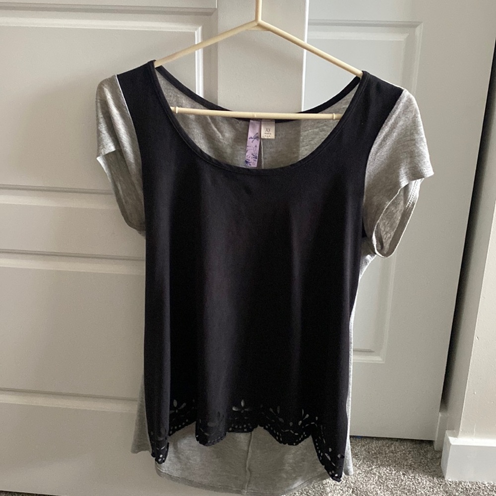Alya black suede-like lazer cut from grey t-shirt back tee size XS